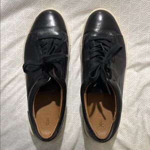 Black Sneakers with Sleek Design and Comfort